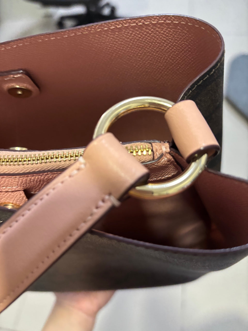 COACH Large Town Bucket - Mahogany/Salmon Pink