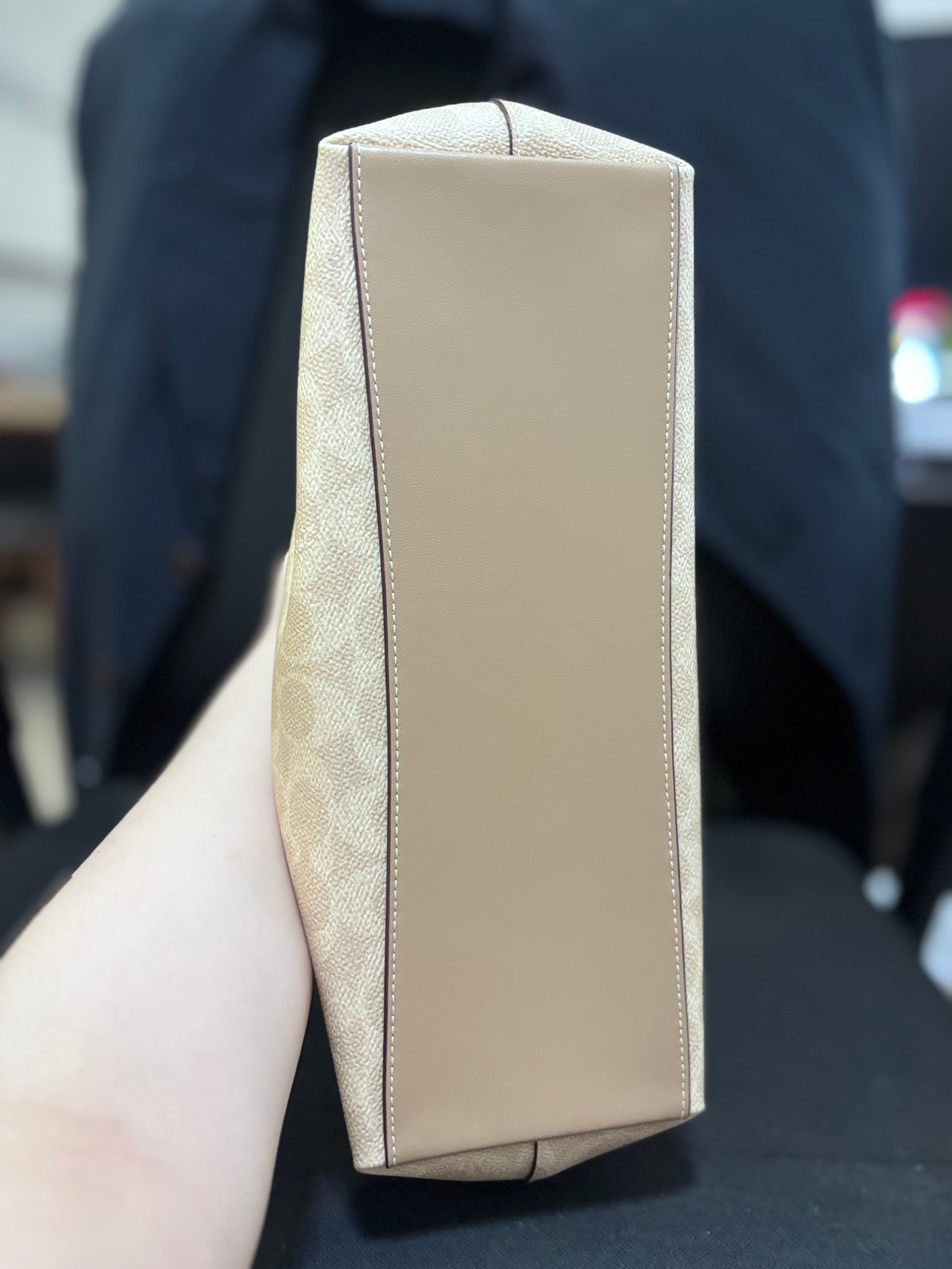 COACH Medium Laurel - Sand Taupe