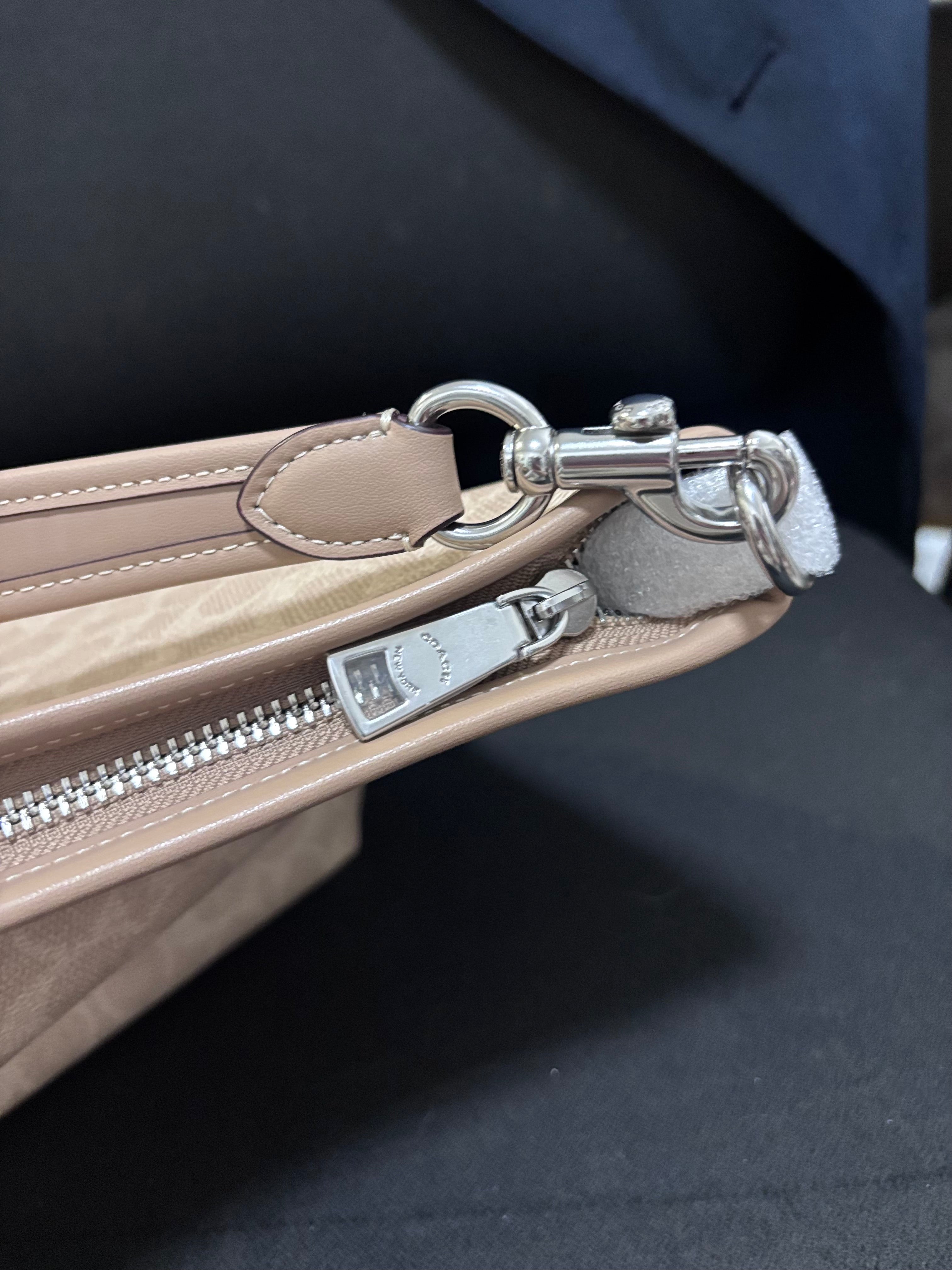 COACH Medium Laurel - Sand Taupe