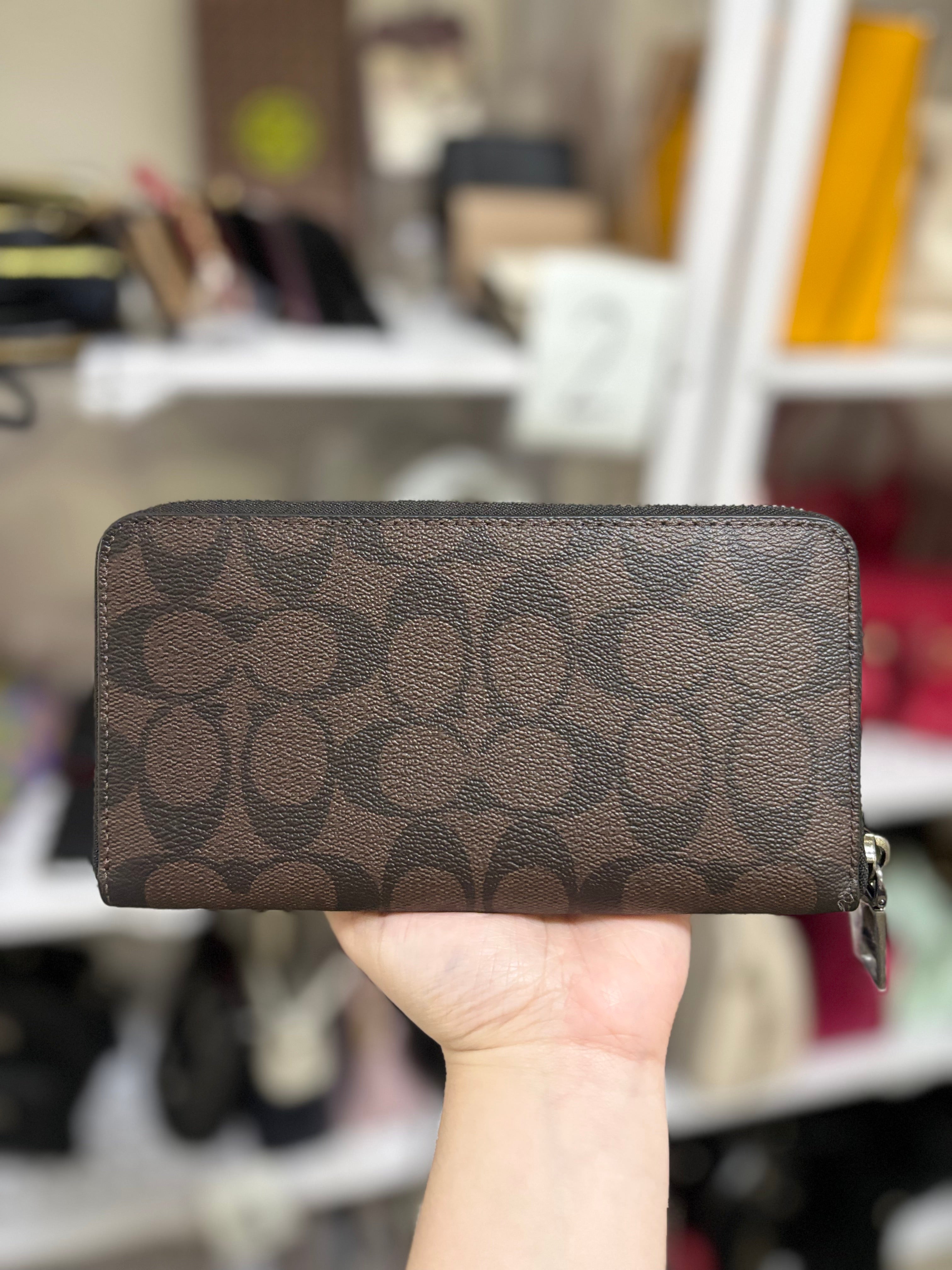 COACH Accordion Wallet in Signature Canvas - Mahogany/Black